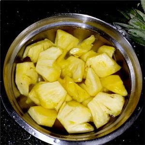 Soak pineapples in salted water