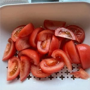 Cut the tomatoes into chunks